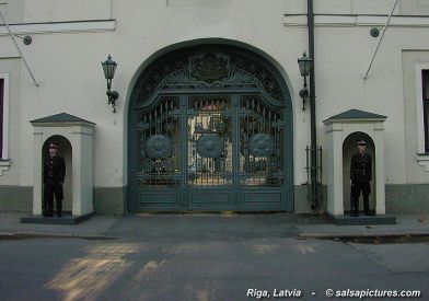 Riga, Lettland: Wache vor dem Pr&auml;sidentenpalast