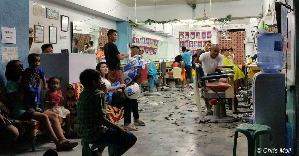 wo gehobelt wird, fallen die Sp�ne: Friseur in einer Seitenstrasse in Tagbilaran