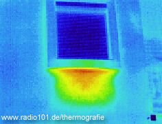 Thermografie: Heizung unter Fenster gibt W&auml;rme nach draussen ab
